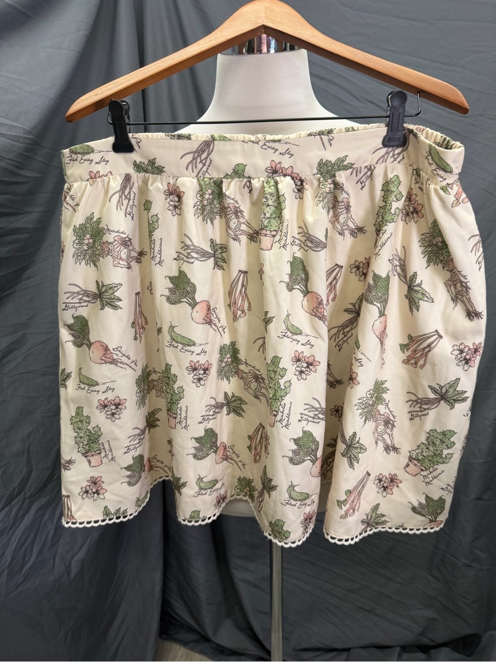 Hot Topic Harry Potter Cream Herbology Mandrake Print Skater Skirt